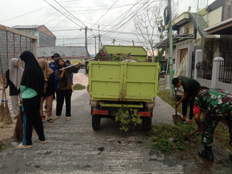 Jaga Lingkungan, Sertu Sutiono Bersama Masyarakat dan Pihak Kelurahan Melaksanakan Gotong Royong