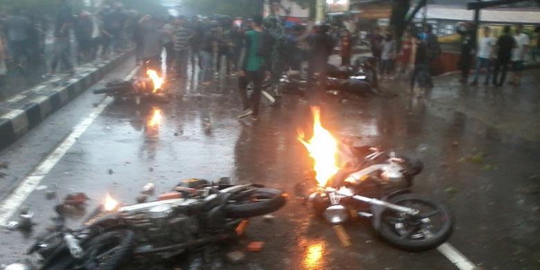 Miris...!!! Peringati Sumpah Pemuda, Mahasiswa Makassar Bakar 6 Motor Polisi