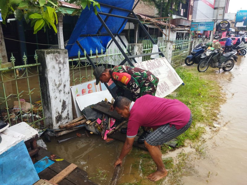 Gerak Cepat Sertu Abu Kosim Dalam Membantu Masyarakat Yang Terkena Dampak Banjir