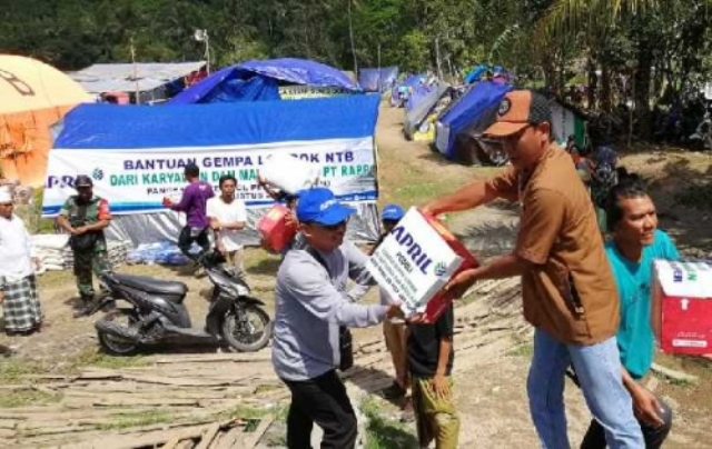Warga Riau Salurkan Langsung Bantuan ke Tenda-tenda Pengungsi Gempa Lombok