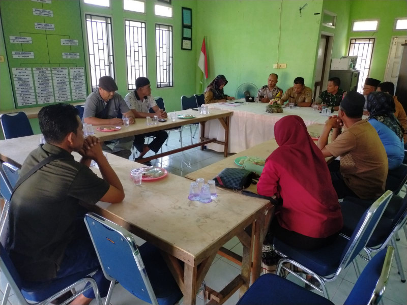 Menjaga Keamanan Wilayah, Serda Iwan Sahputra Laksanakan Komsos