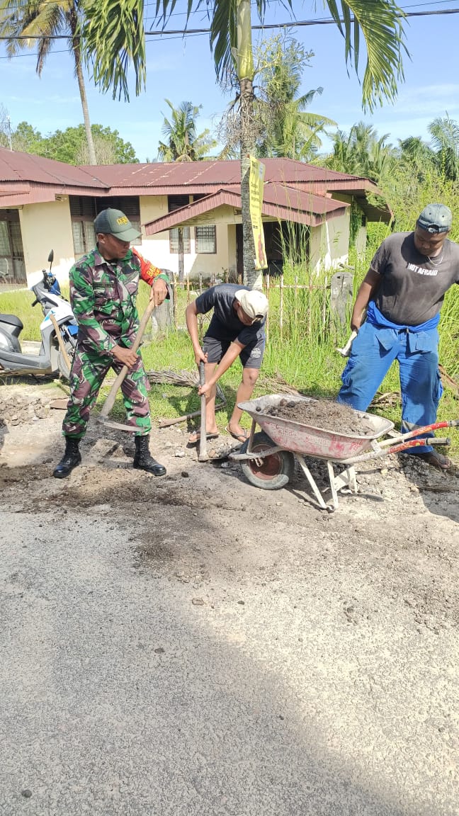 Gotong Royong Dengan Masyarakat, Serda M Andi Darmawan Laksanakan Perbaikan Beberapa Ruas Jalan