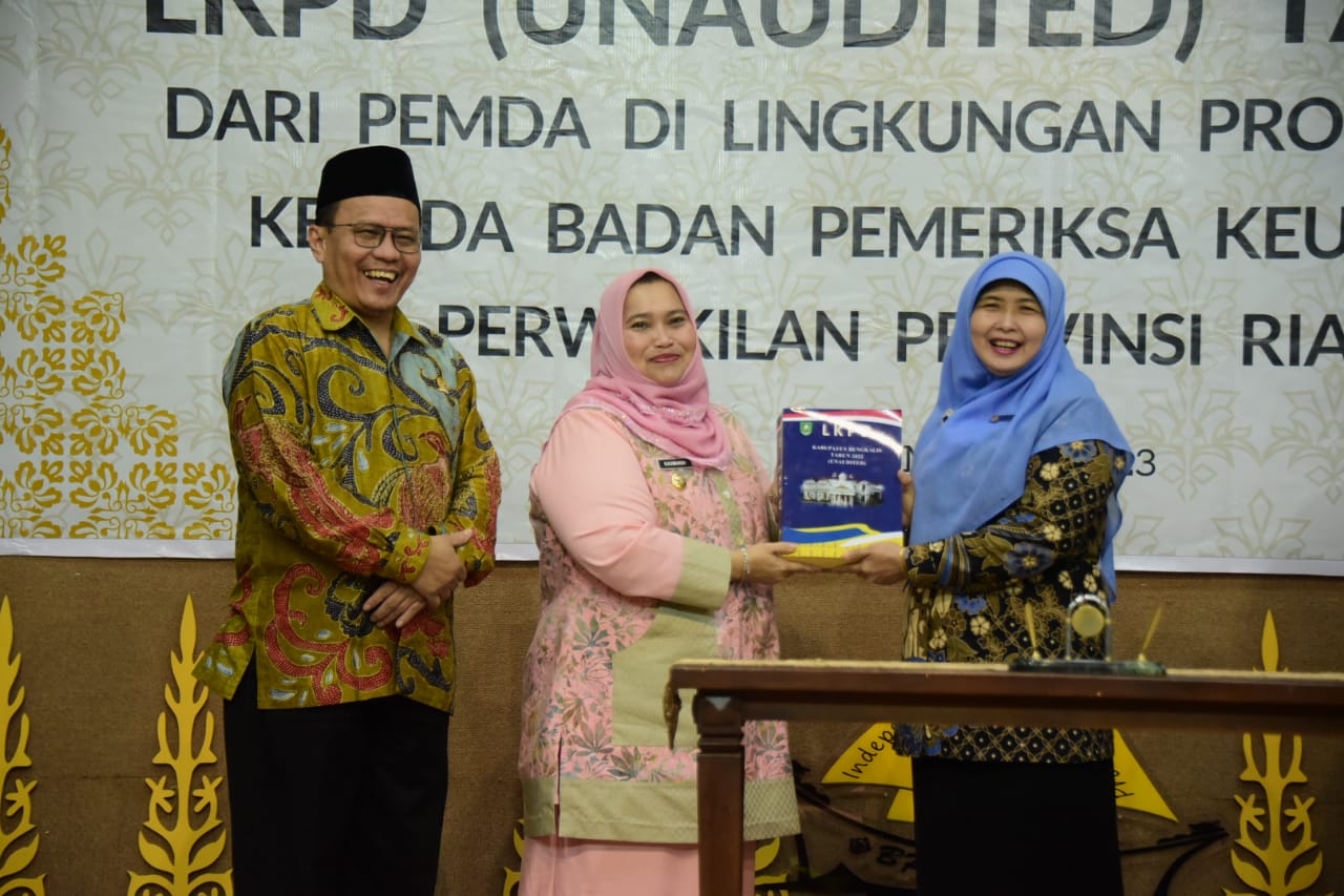 Bupati Bengkalis Kasmarni Serahka LKPD TA 2022 Kepada Kepala BPK Provinsi Riau