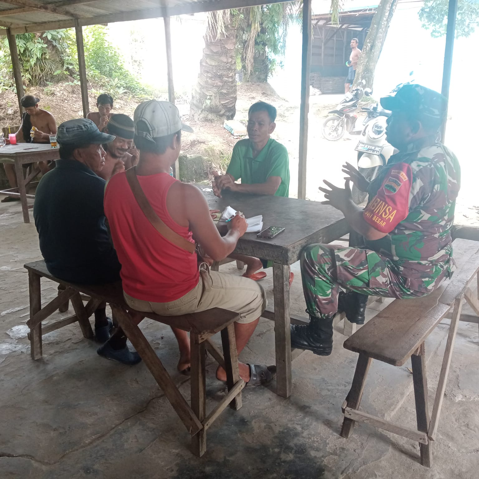 Sertu Sareh Dengarkan Curhatan Masyarakat Terkait Naiknya Harga BBM