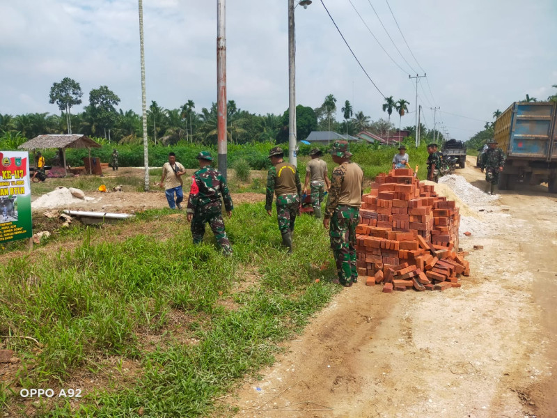 TMMD ke 117, Dansatgas TMMD Bantu Pelaksanaan Perbaikan Rumah Masyarakat