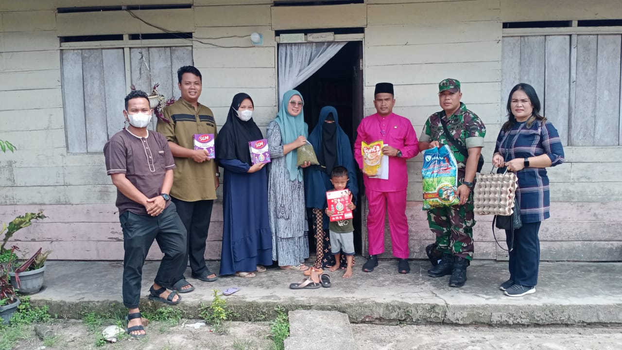 Wakili Danramil, Pelda Joko Laksanakan Giat Penyerahan Bantuan Untuk Mencegah Stunting