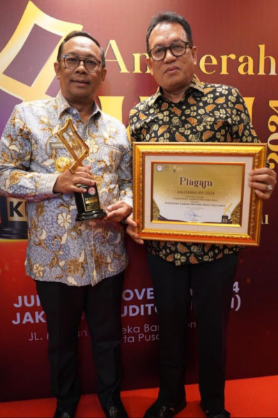 Pj Gubri Terima Anugerah KPI 2024 Kategori Pemerintah Daerah Provinsi Peduli Penyiaran