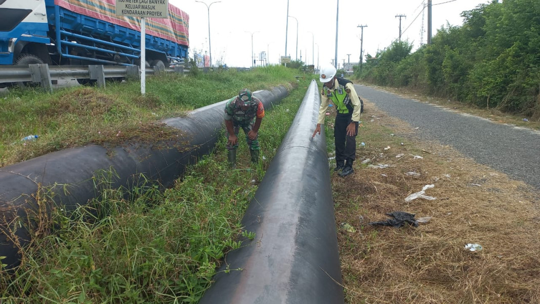Babinsa Koramil 02 Sertu Roni Sandra Laksanakan Pengecekan Jalur Pipa Minyak Pertamina