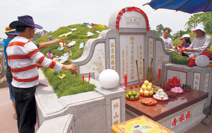 Perayaan Cheng Beng, Warga Tionghoa di Rohil Mulai Padati Kuburan