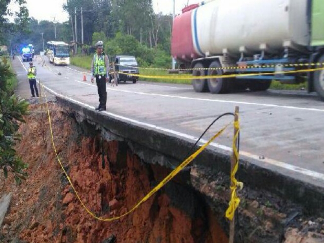 Jalintim KM 223 Terancam Putus, Pengemudi Diminta Hati-hati