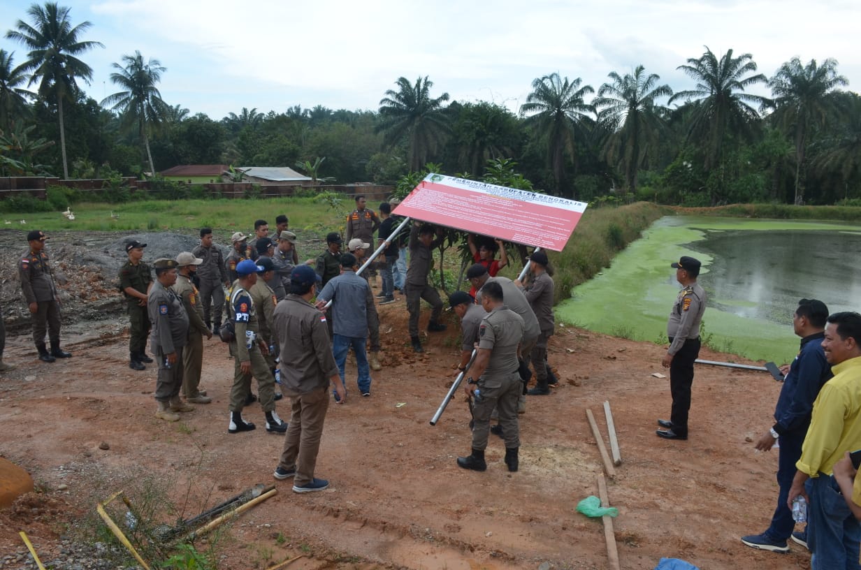 Pemkab Bengkalis Pasang Plang Penghentian Sementara Kegiatan PMKS PT. GMS