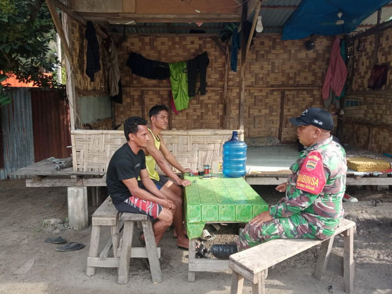 Jalin Silaturahmi, Babinsa Ajak Pemuda Peduli Lingkungan dan Menolak Narkoba