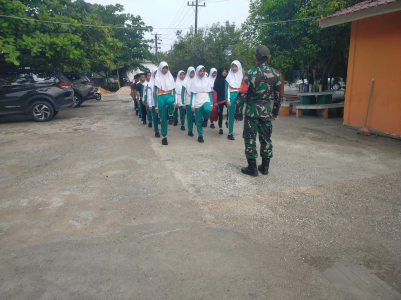 Sertu Arjuna Endar Latih Siswa SDN Binsus Kota Dumai Dalam Pelatihan PBB