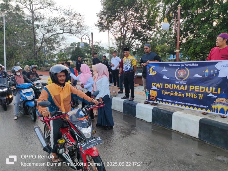 Tebar Kebaikan, PWI Dumai Bagikan Ratusan Paket Takjil kepada Masyarakat