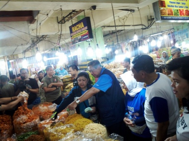 Keluarga SBY Belanja di Pasar Bawah Pekanbaru