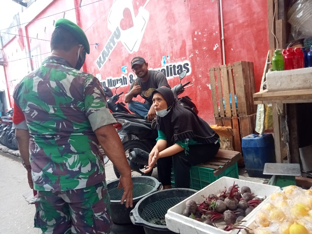 Sertu Heriyanto Datangi Pasar Pulau Payung