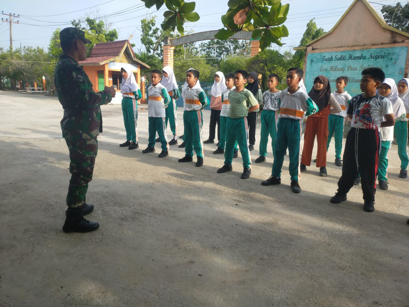 Babinsa Koramil 01/Dumai Latih Siswa SDN BINSUS Kota Dumai dalam Pelatihan PBB