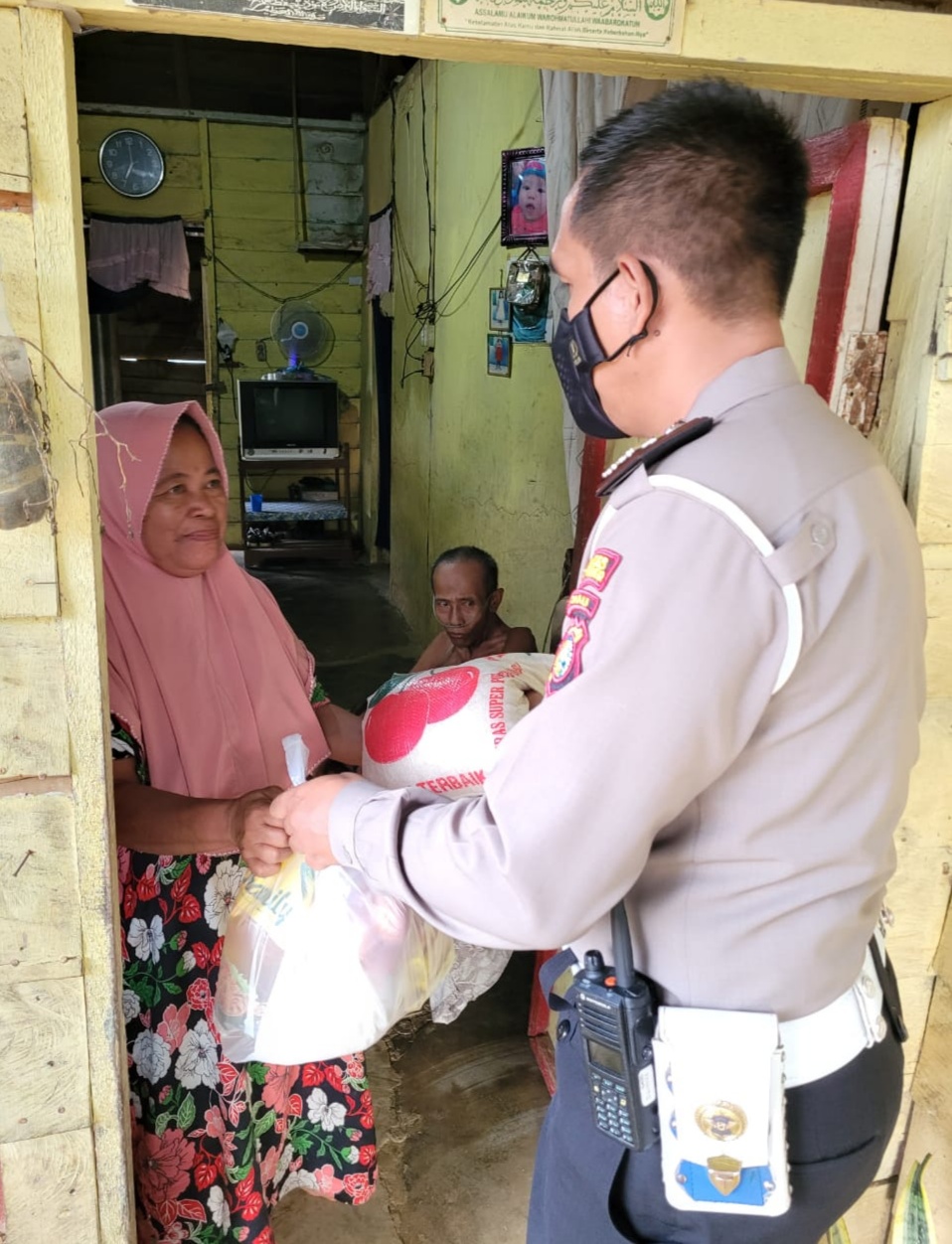 Operasi Zebra Lancang Kuning 2021 Satlantas Polres Rohil Bagikan Sembako