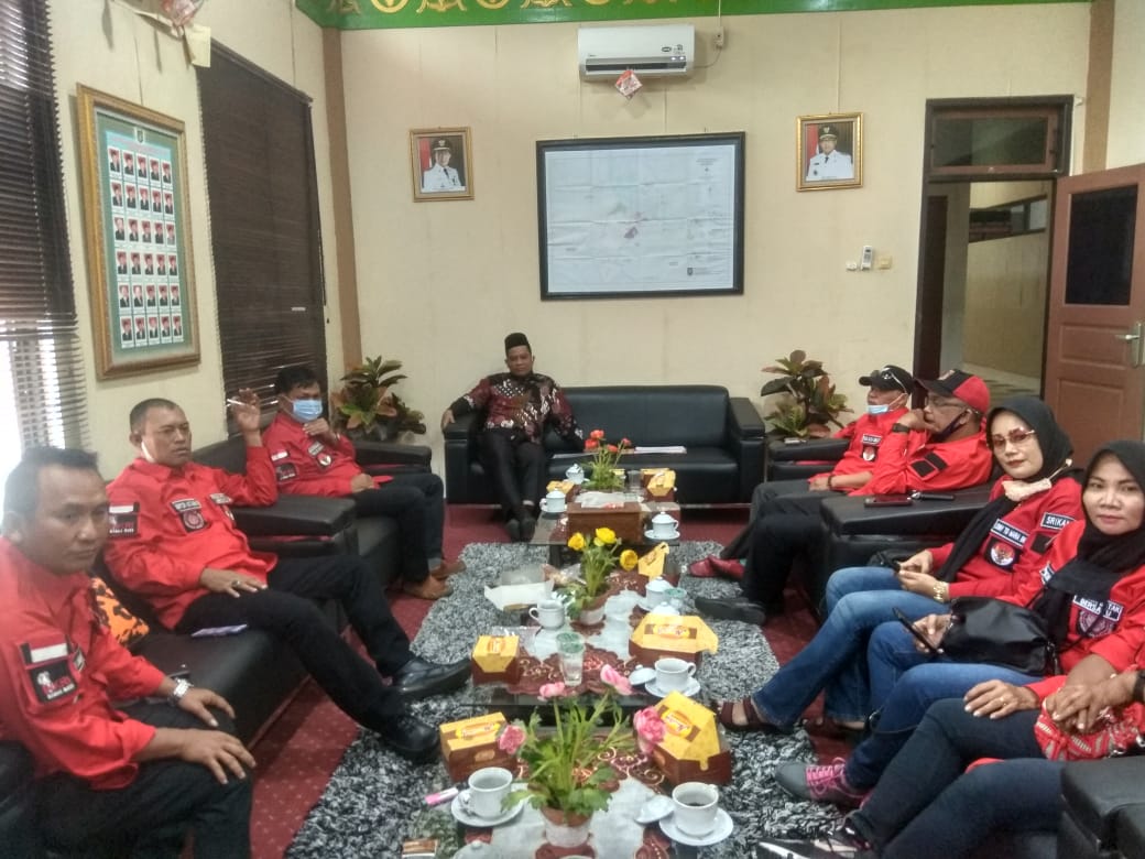 Wakil Pimpinan DPRD Kota Dumai Mawardi berdiskusi dengan Pimpinan DPC PBB Kota Dumai