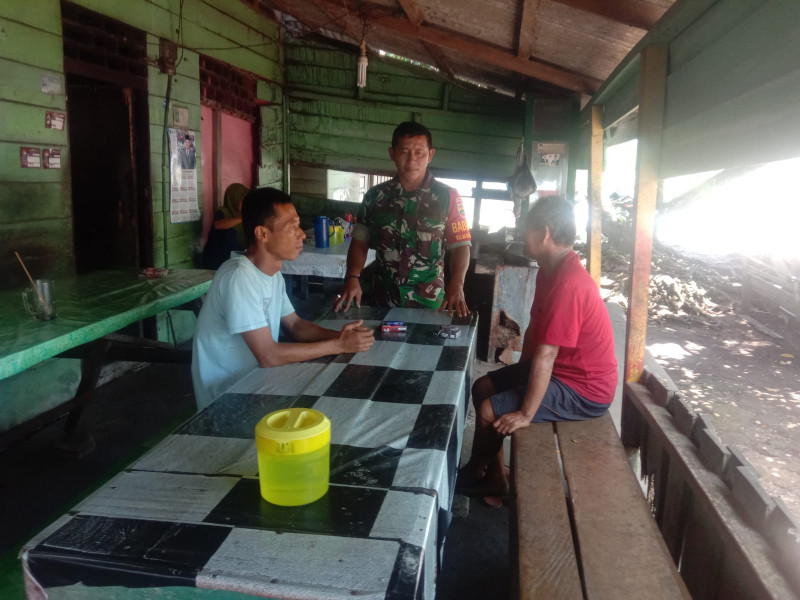 Sertu Jainal Arifin Berikan Arahan Kepada Masyarakat