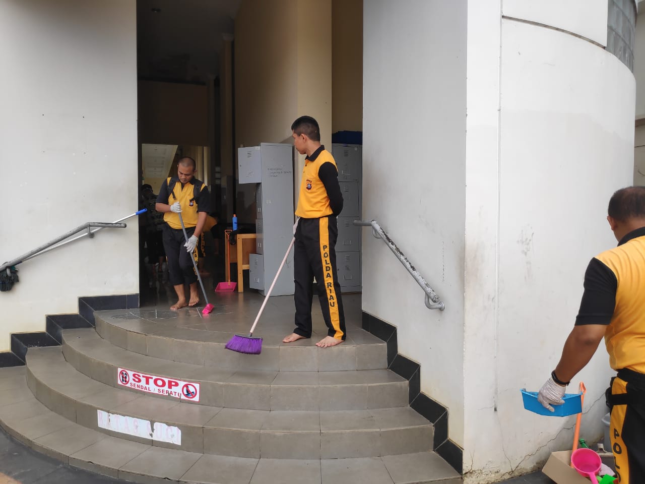 Sambut Hari Santri, Kapolres Rohul Gelar  Gotong Royong di Masjid Agung