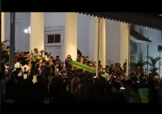 Hujan Rintik Tak Surutkan Warga Menunggu Kedatangan Jenazah Eril di Gedung Pakuan