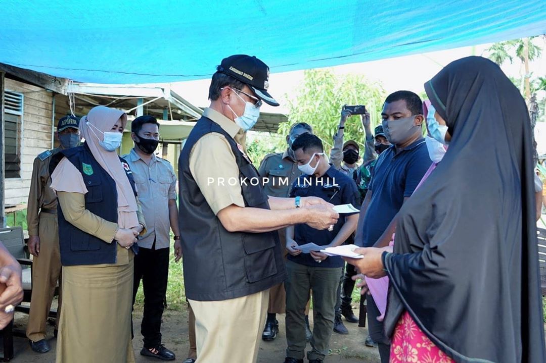 Bupati Kunjungi Korban Kebakaran di Desa Teluk Pantaian