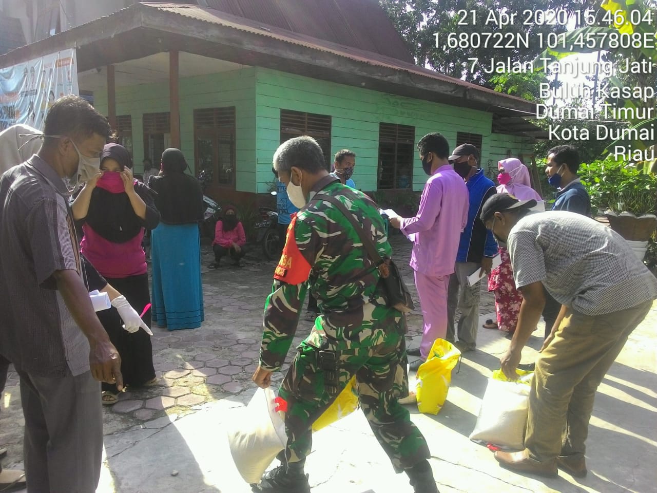 Babinsa Kelurahan Buluh Kasap, Peltu Wawan Dampingi Lurah Bagikan Sembako ke Masyarakat