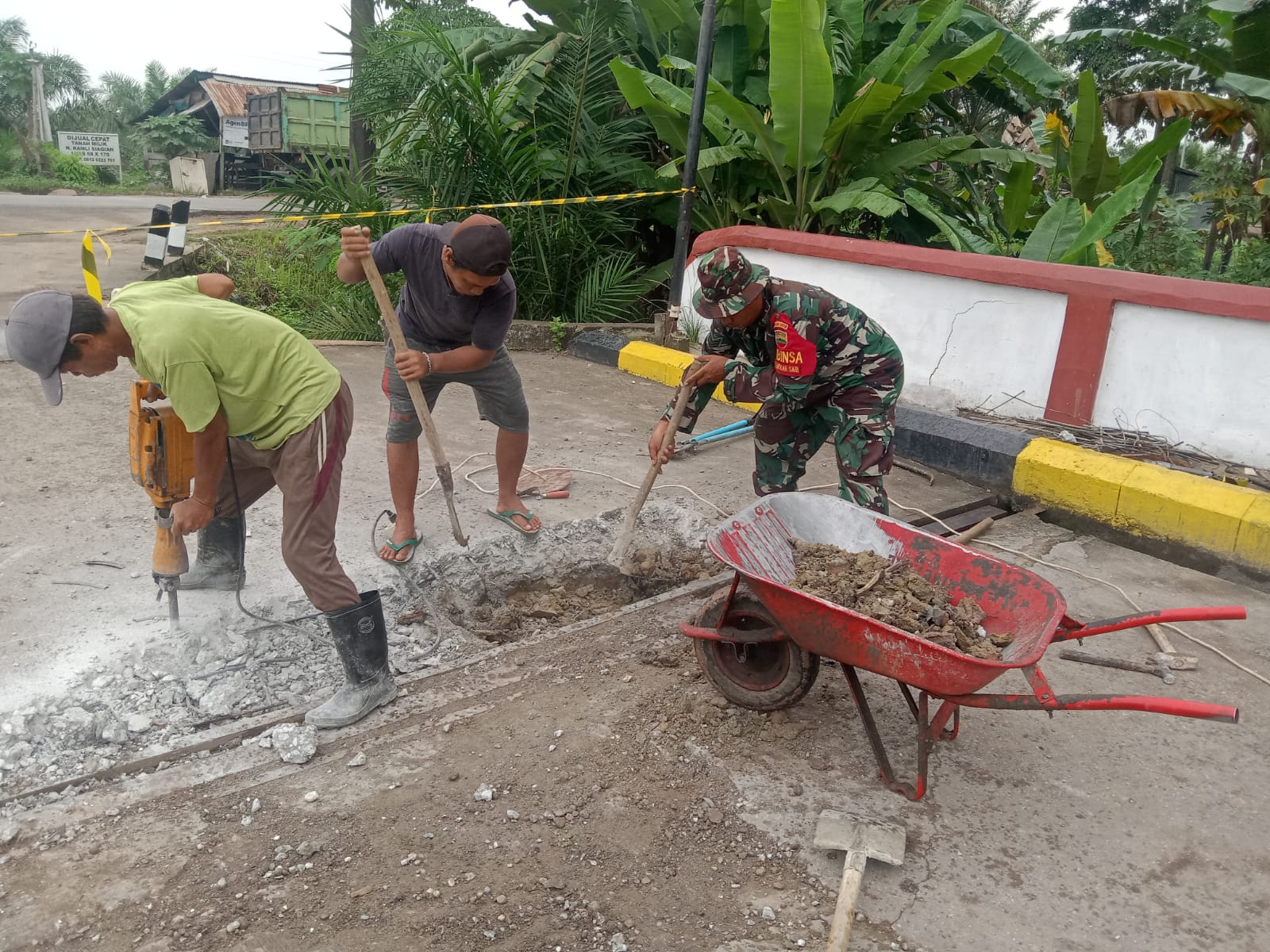Serka Suandi dan Masyarakat Perbaiki Jalan