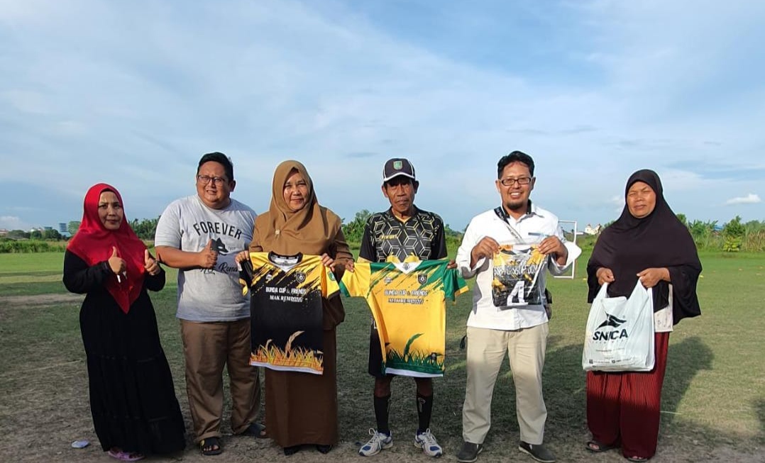 Peduli Olahraga, Bunda Arni Serahkan Kostum untuk SSB Persekat