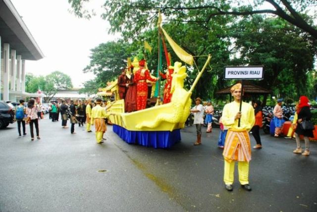 Riau Terbaik Dalam Penataan Musik di Pawai Budaya TMII