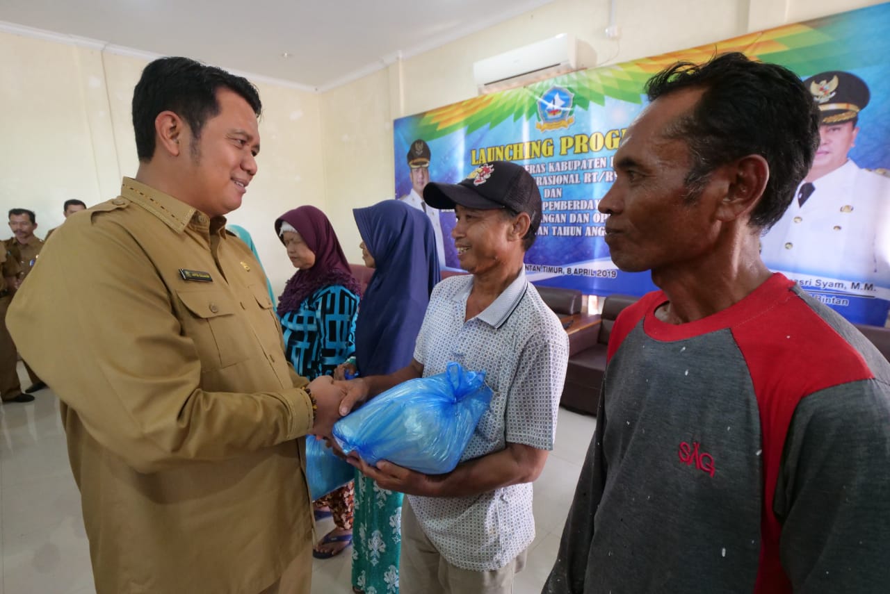 Bupati Bintan Serahkan Operasional RT/RW Triwulan I
