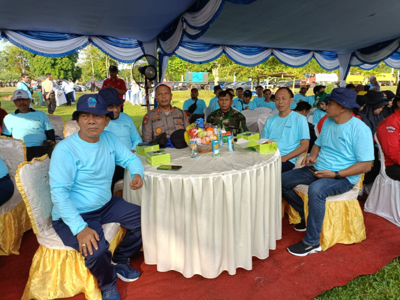 Sempena Hari Lingkungan Hidup, Wadanramil 01 dan Serda Cerzakatno Ikuti Bersih-bersih Pantai