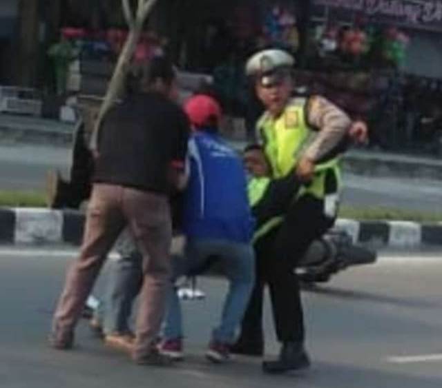 Pegendara Motor di Duri Tabrak Polisi saat Razia
