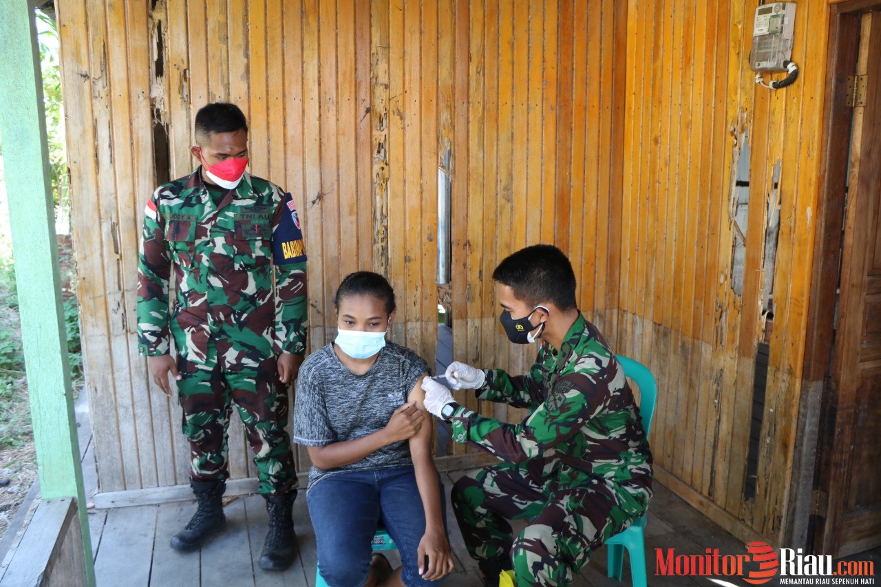 Babinpotdirga Beserta Nakes Lanud Silas Papare Laksanakan Serbuan Vaksinasi Door To Door