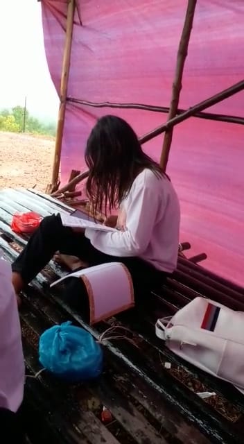 Belajar Daring, Seorang Pelajar SMPN I Senayang dapat Jaringan Internet di Pondok Berdinding Terpal