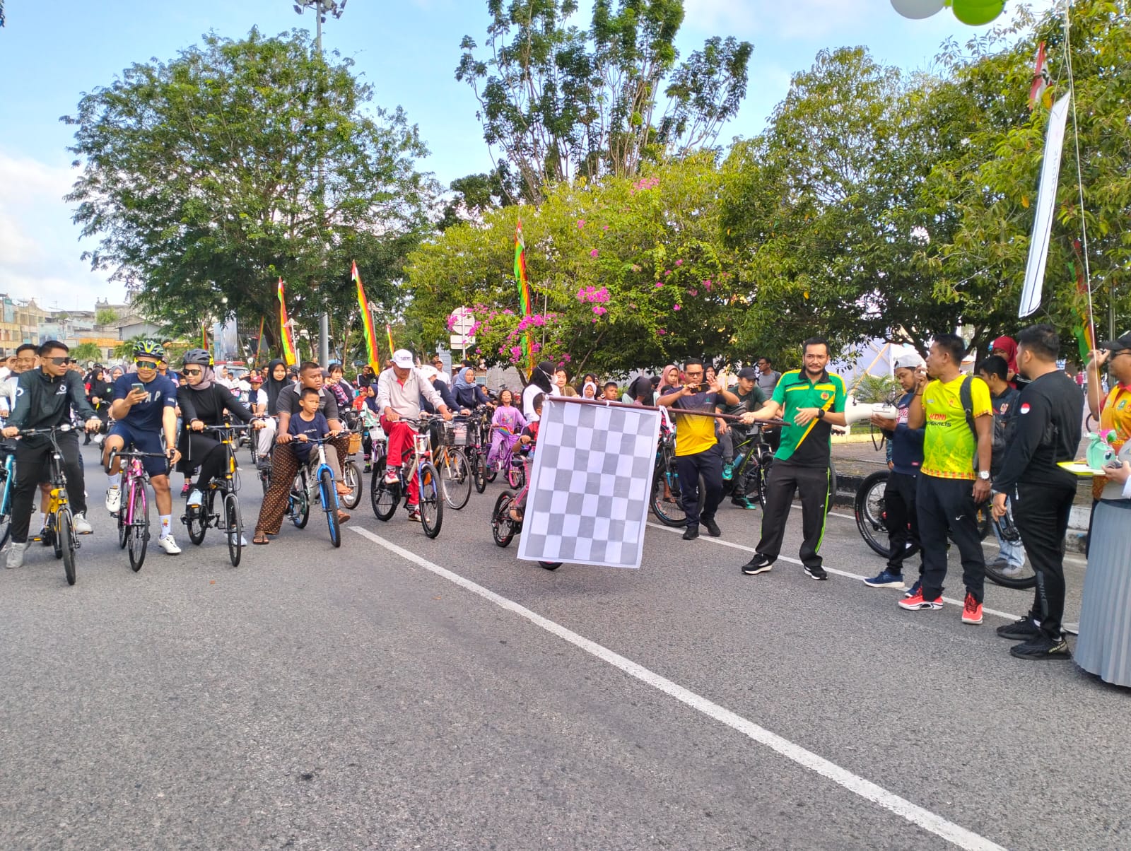 Ketua KONI Bengkalis Lepas Ribuan Peserta Sepeda Santai