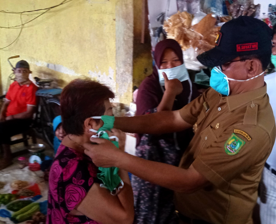 Bupati Rohil Himbau Pedagang Dan Ibu-ibu Pakai Masker Saat Belanja Di Pasar Rubiah Bagansiapiapi