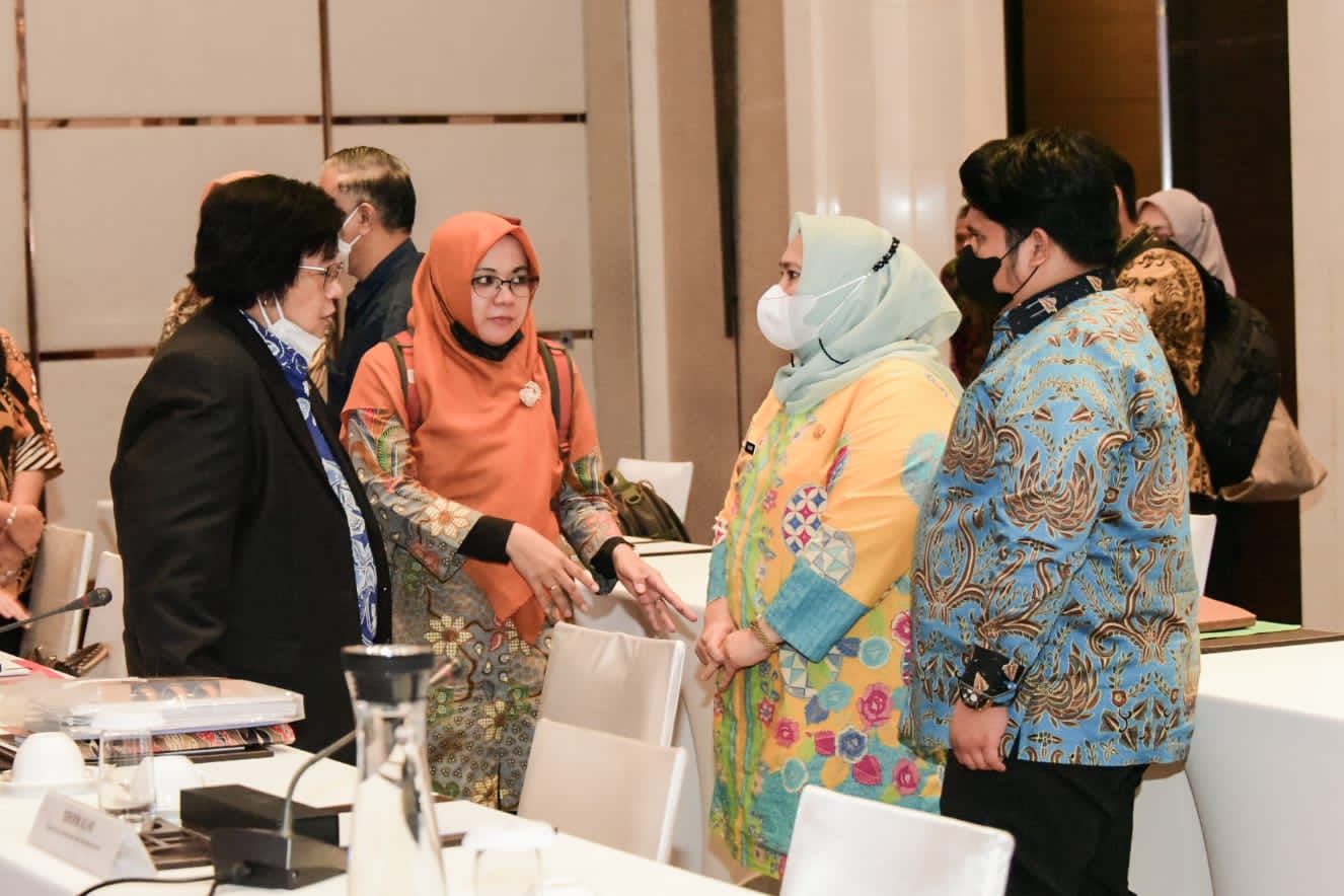 Temui Menteri LHK RI, Ini Bupati Kasmarni Keluhkan Izin Penggunaan Kawasan