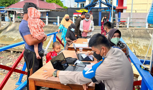 Tim Vaksinator Polres Inhil Buka Vaksinasi di Pelabuhan Speedboat Kuala Enok
