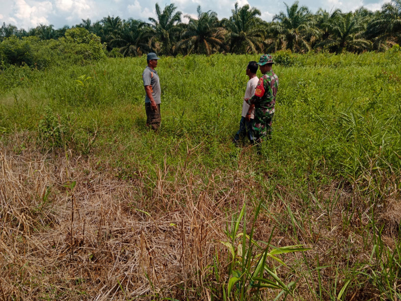 Babinsa Ramil 03/SS, Serda Bambang Irwanto, Sosialisasikan Bahaya Karhutla