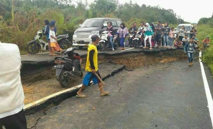 Jalan Lintas Pekanbaru - Lokasi Candi Muara Takus Lumpuh, Amblas 20 Meter