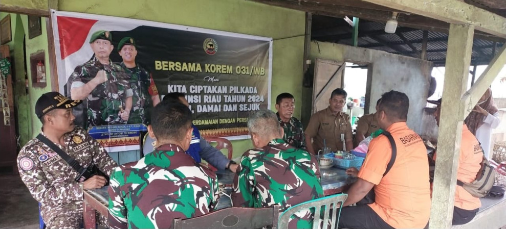 Pelda Andre dan Babinsa Koramil 03/S.9 Laksanakan Komsos Pilkada Riau 2024 Untuk Wujudkan Suasana Aman dan Damai