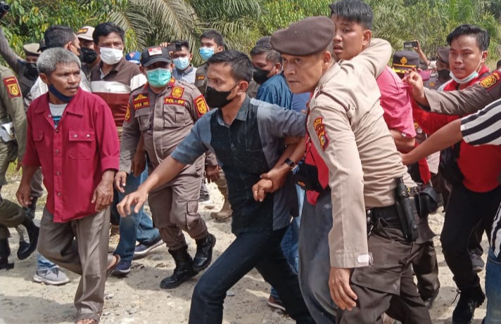 Pasang Plang Penyegelan PKS PT SIPP, Petugas Amankan 2 Orang Diduga Provokator
