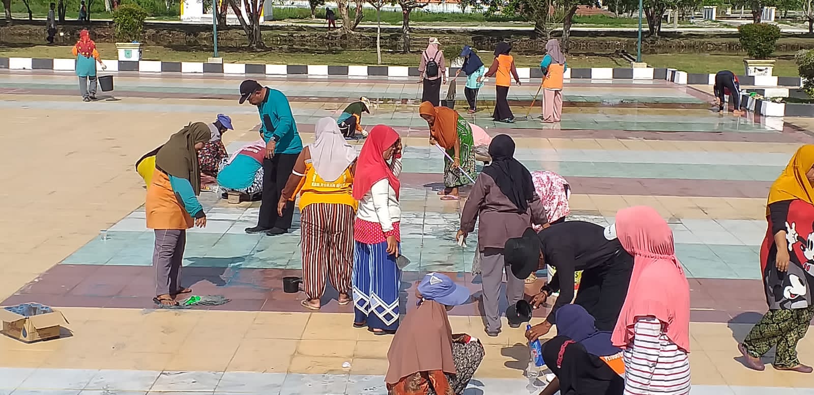 Sambut MTQ Riau Ke- 40, DLH Rokan Hilir Bersihkan Taman dan Fasilitas Umum