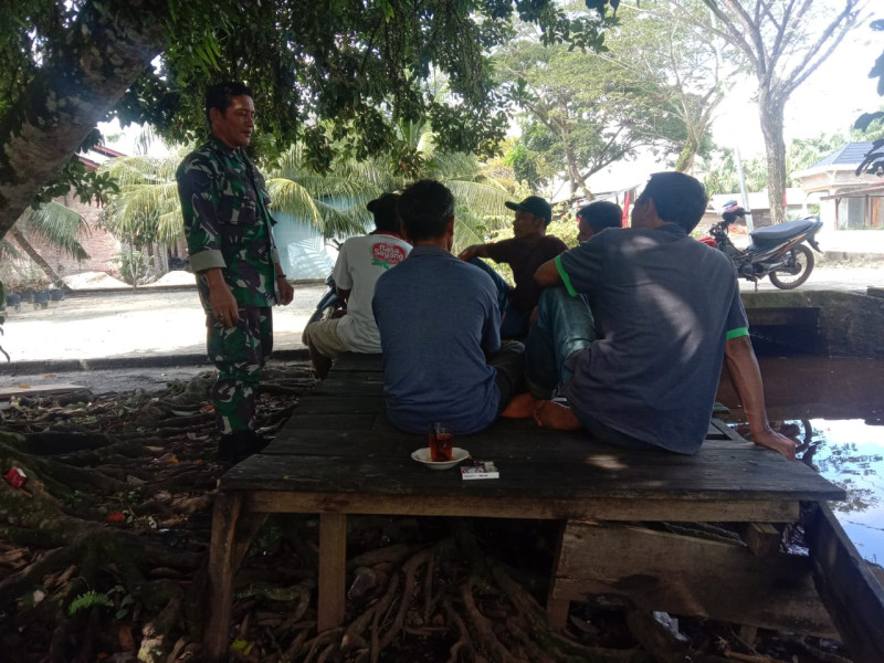 Dalam Rangka Mencegah Terjadinya Tindak Kejahatan, Sertu Jainal Arifin Laksanakan Komsos