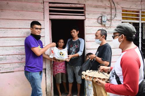 Peduli Wabah Corona, PWI Dumai Beri Bantuan Paket Sembako Kepada Warga Kurang Mampu