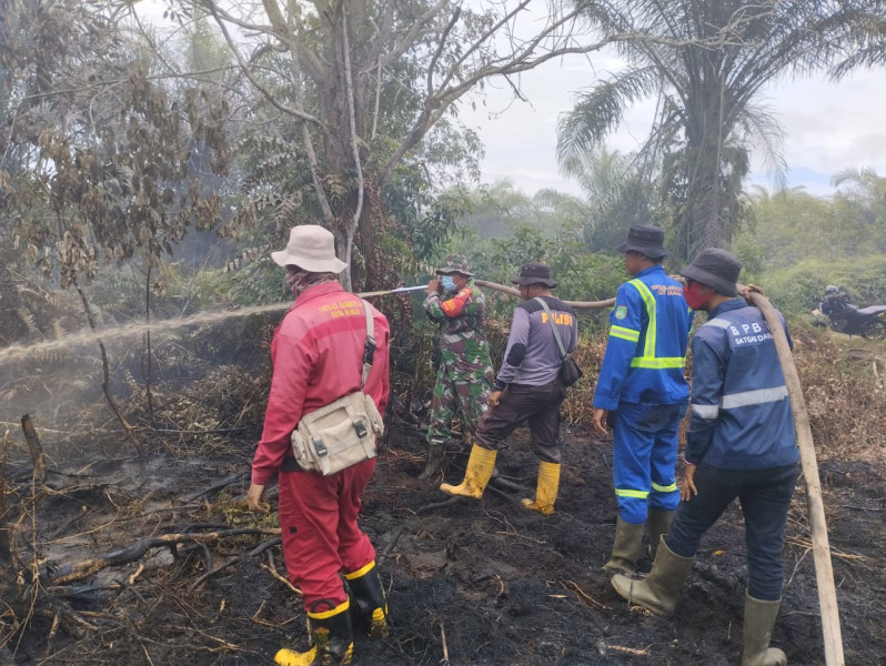 Serda Cerzakatno Pimpin Pemadaman Kebakaran Lahan di Medang Kampai