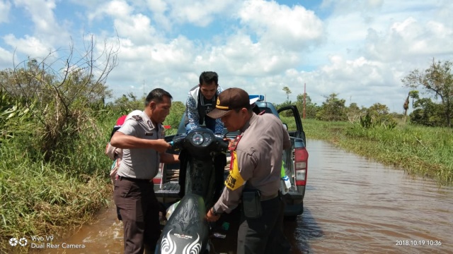 Dinilai Tanggap Atasi Banjir, Warga Bonai Darussalam Apresiasi Kapolsek Riza
