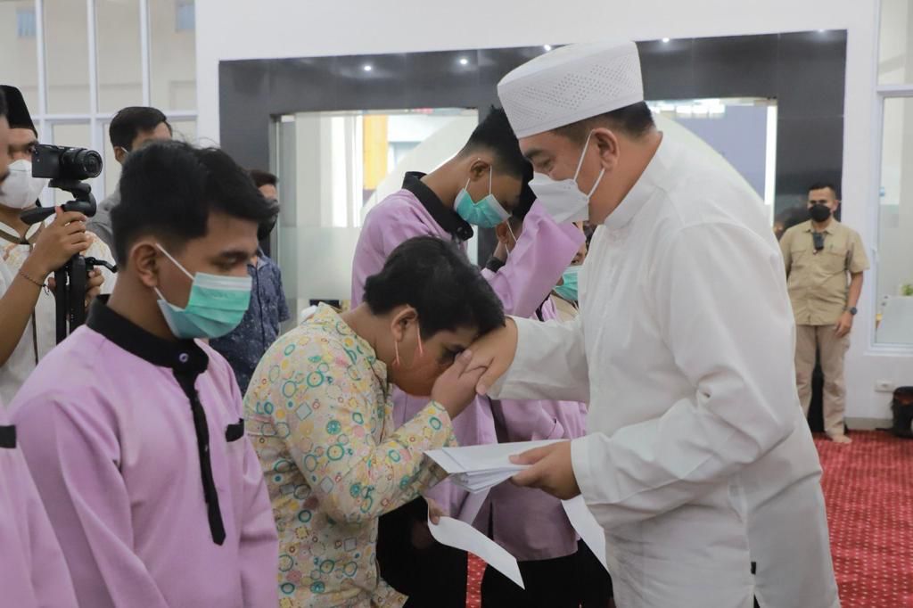 Gelar Yasinan dan Doa Bersama, Kapolda Riau Berikan Santunan Anak Yatim Piatu Dan Office Boy
